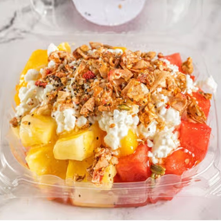 Canasta de Frutas Frescas con Queso Cottage, Miel y Granola / Fresh Fruit Basket with Cottage Cheese, Honey and Granola