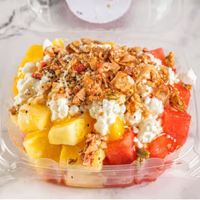 Canasta de Frutas Frescas con Queso Cottage, Miel y Granola / Fresh Fruit Basket with Cottage Cheese, Honey and Granola.