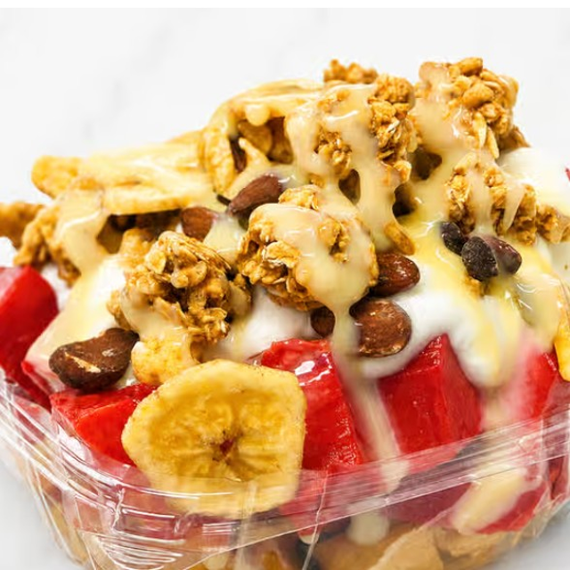 Canasta de Frutas Frescas con Yogur, Miel y Granola / Fresh Fruit Basket with Yogurt, Honey, and Granola.